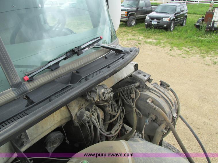 image for item I4162 2005 Mack CXN613 semi truck