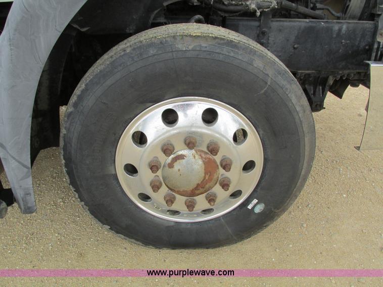 image for item I4162 2005 Mack CXN613 semi truck