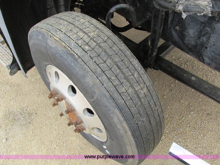 image for item I4162 2005 Mack CXN613 semi truck