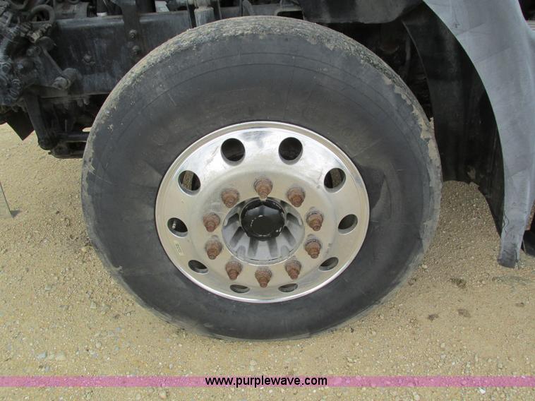 image for item I4162 2005 Mack CXN613 semi truck