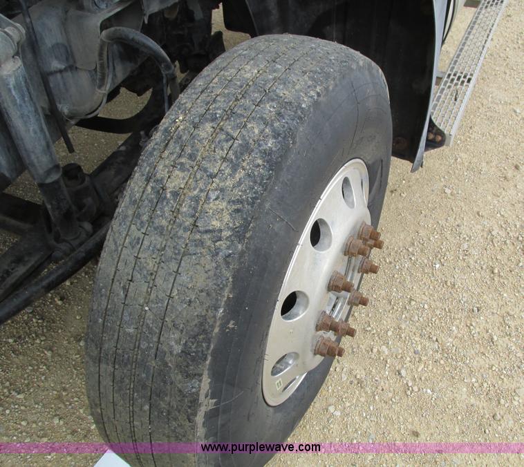 image for item I4162 2005 Mack CXN613 semi truck