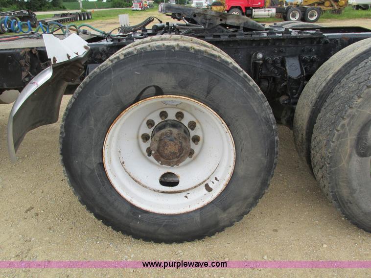 image for item I4162 2005 Mack CXN613 semi truck