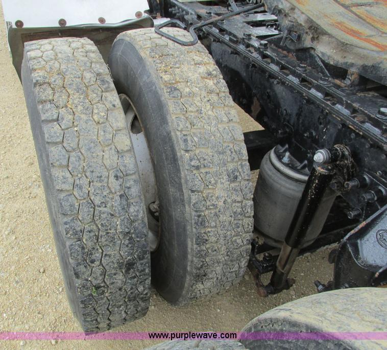 image for item I4162 2005 Mack CXN613 semi truck