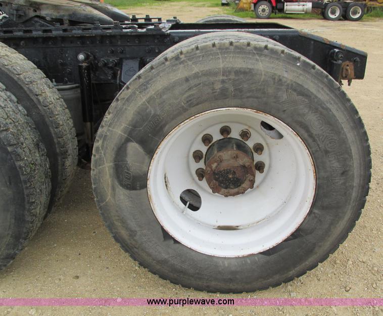 image for item I4162 2005 Mack CXN613 semi truck