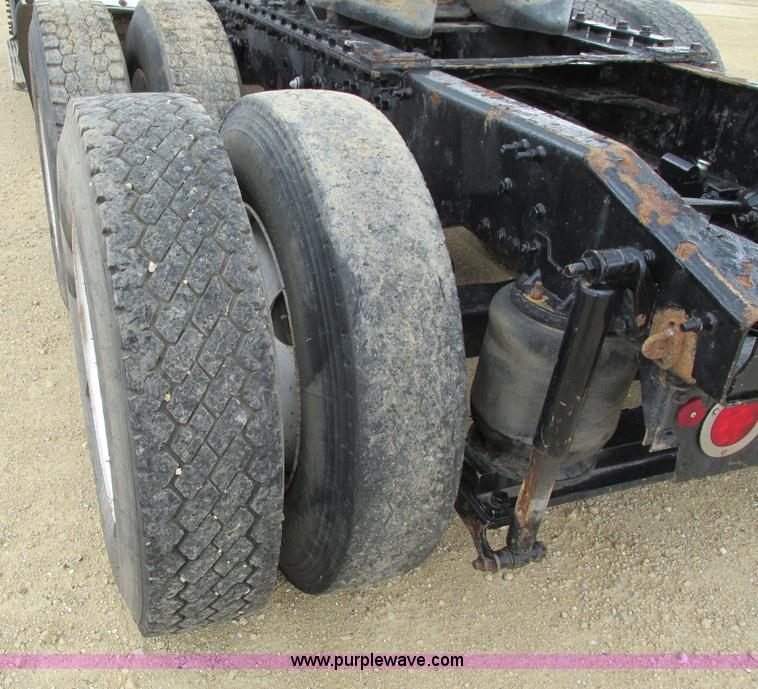 image for item I4162 2005 Mack CXN613 semi truck