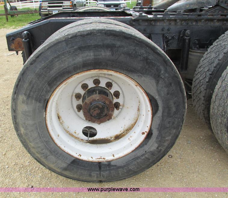 image for item I4162 2005 Mack CXN613 semi truck