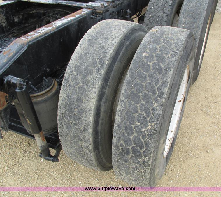 image for item I4162 2005 Mack CXN613 semi truck