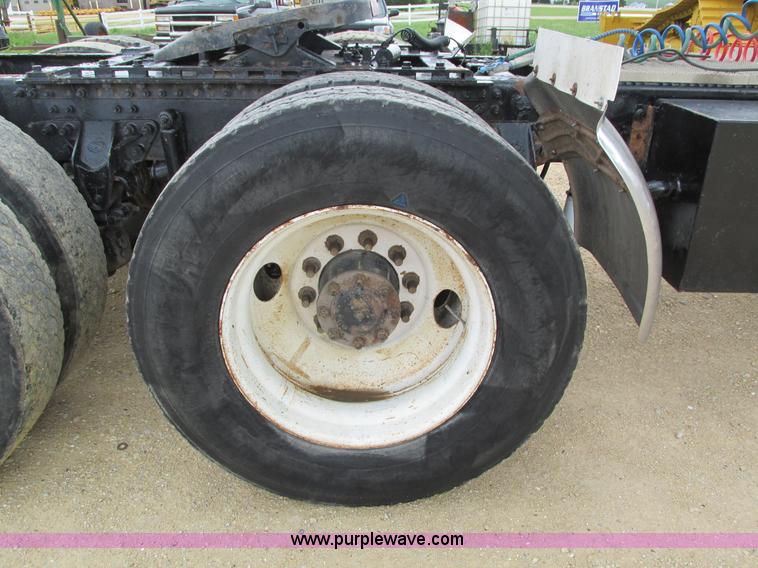 image for item I4162 2005 Mack CXN613 semi truck