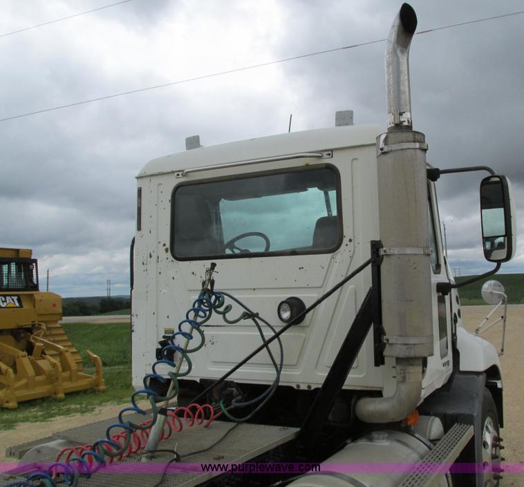 image for item I4162 2005 Mack CXN613 semi truck