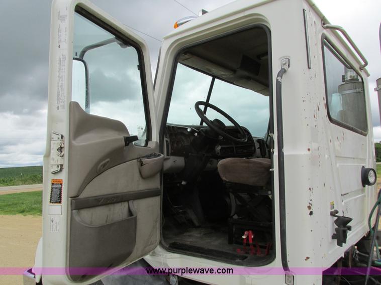 image for item I4162 2005 Mack CXN613 semi truck