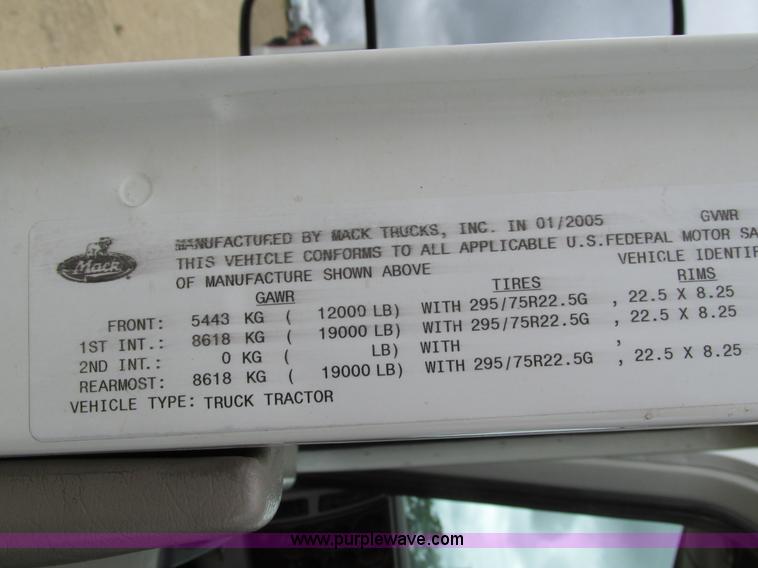 image for item I4162 2005 Mack CXN613 semi truck