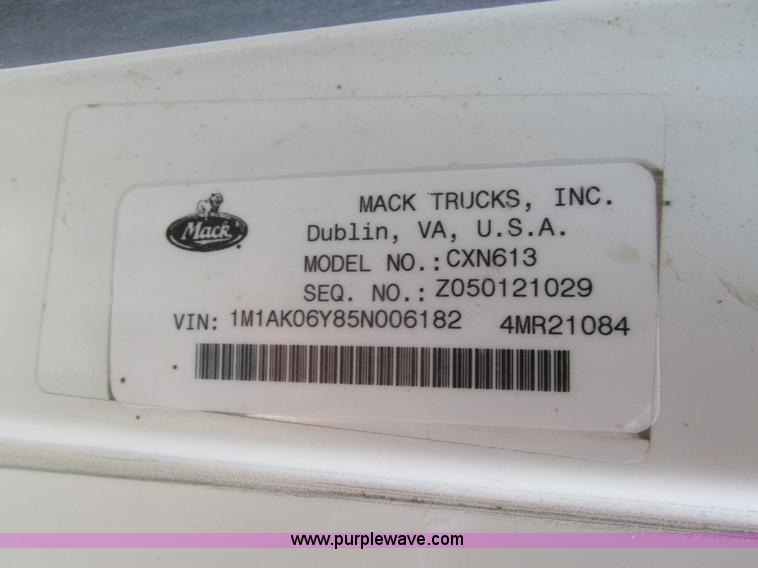 image for item I4162 2005 Mack CXN613 semi truck