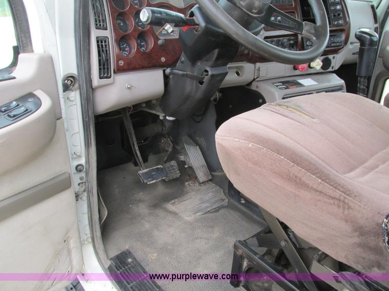 image for item I4162 2005 Mack CXN613 semi truck