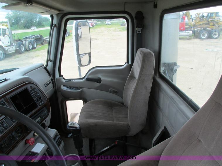 image for item I4162 2005 Mack CXN613 semi truck