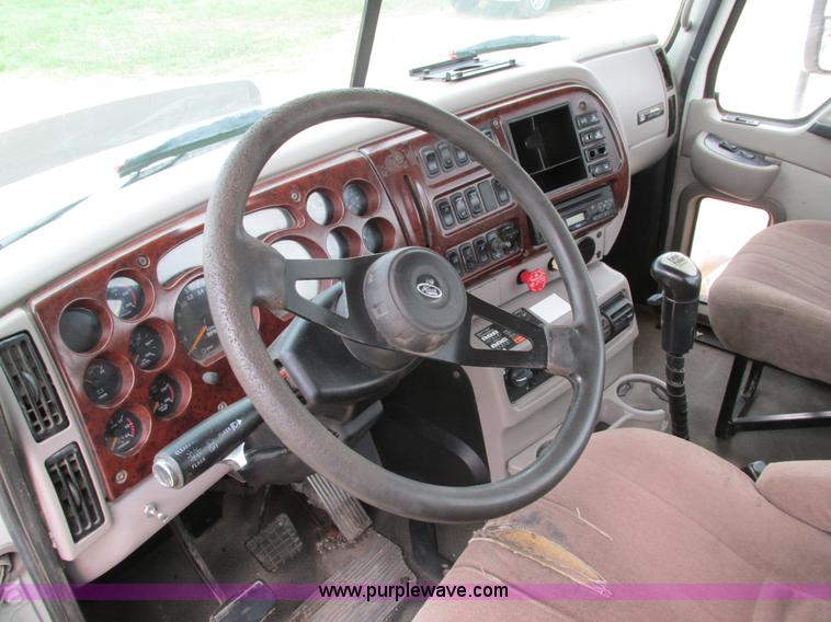 image for item I4162 2005 Mack CXN613 semi truck