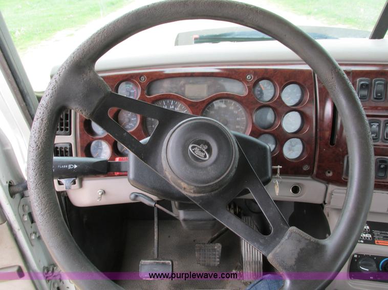 image for item I4162 2005 Mack CXN613 semi truck