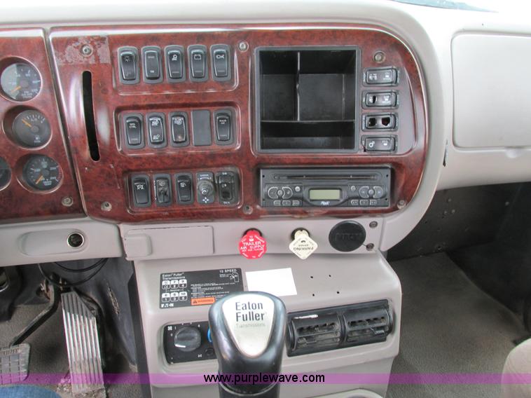 image for item I4162 2005 Mack CXN613 semi truck