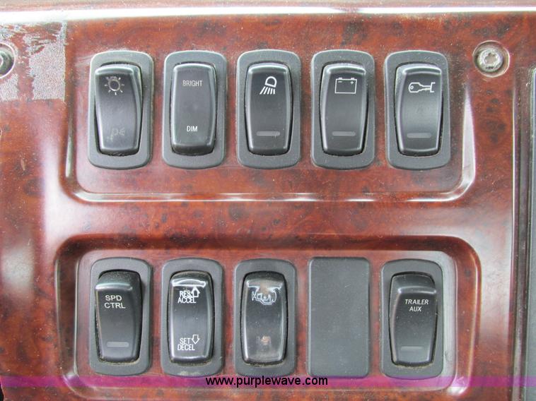 image for item I4162 2005 Mack CXN613 semi truck