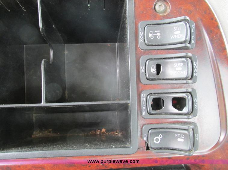 image for item I4162 2005 Mack CXN613 semi truck