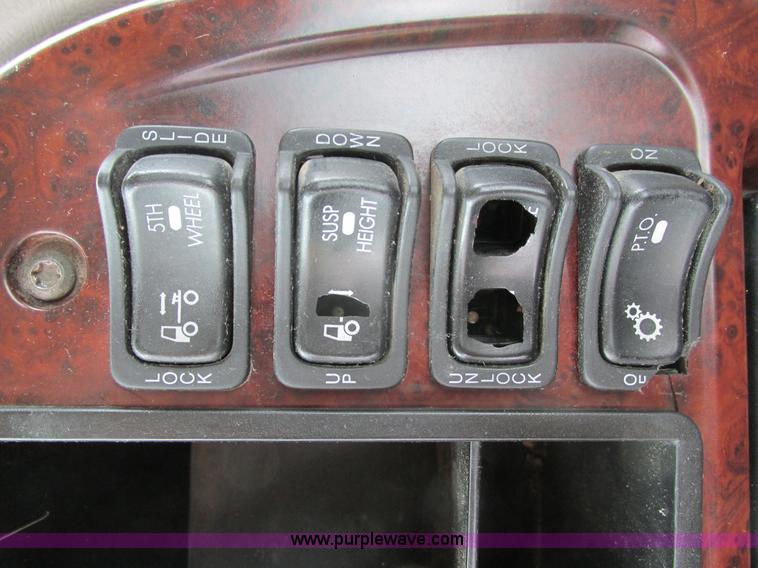 image for item I4162 2005 Mack CXN613 semi truck