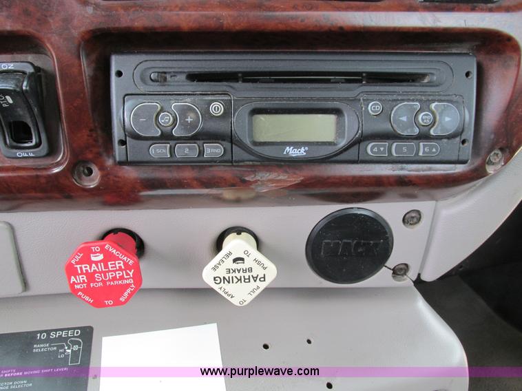 image for item I4162 2005 Mack CXN613 semi truck