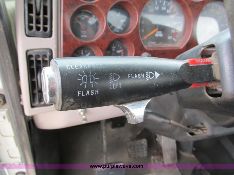 image for item I4162 2005 Mack CXN613 semi truck