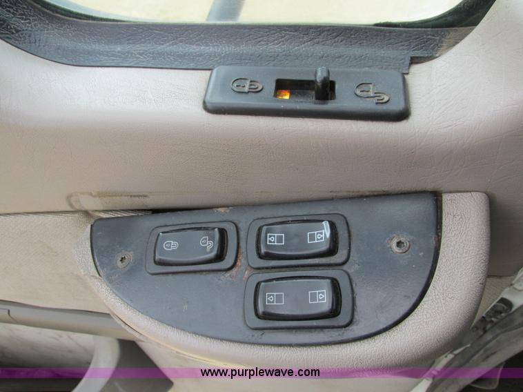 image for item I4162 2005 Mack CXN613 semi truck