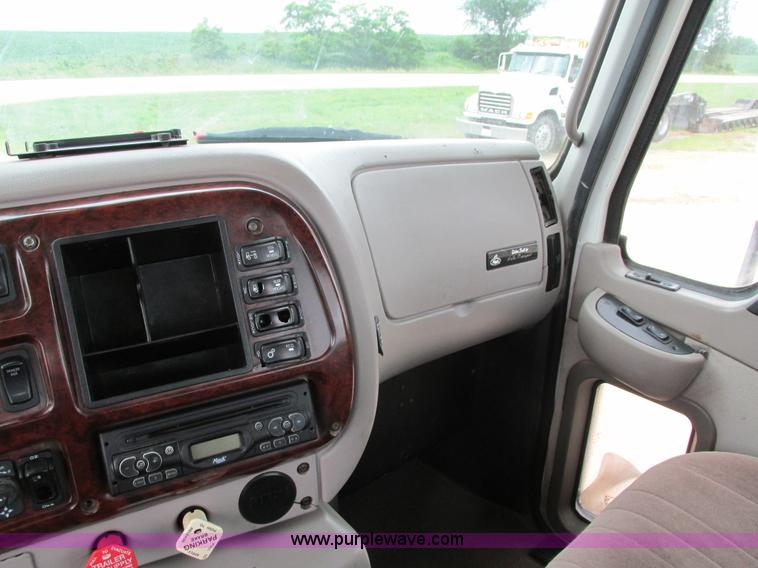 image for item I4162 2005 Mack CXN613 semi truck