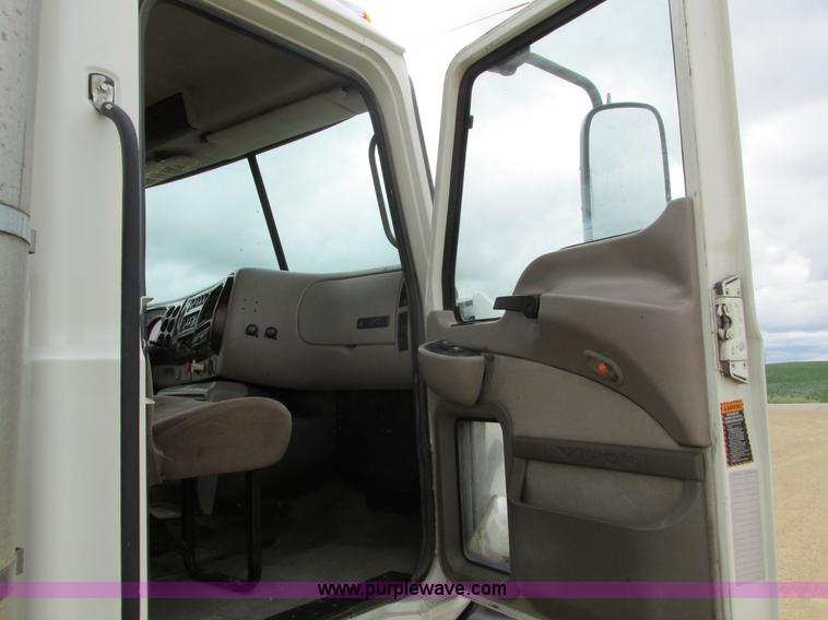 image for item I4162 2005 Mack CXN613 semi truck