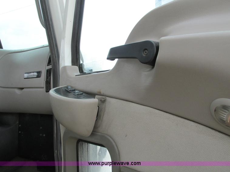 image for item I4162 2005 Mack CXN613 semi truck