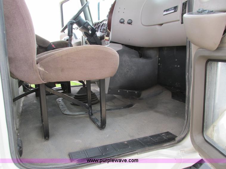 image for item I4162 2005 Mack CXN613 semi truck