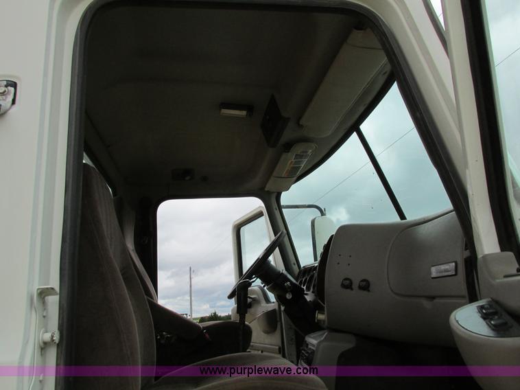 image for item I4162 2005 Mack CXN613 semi truck