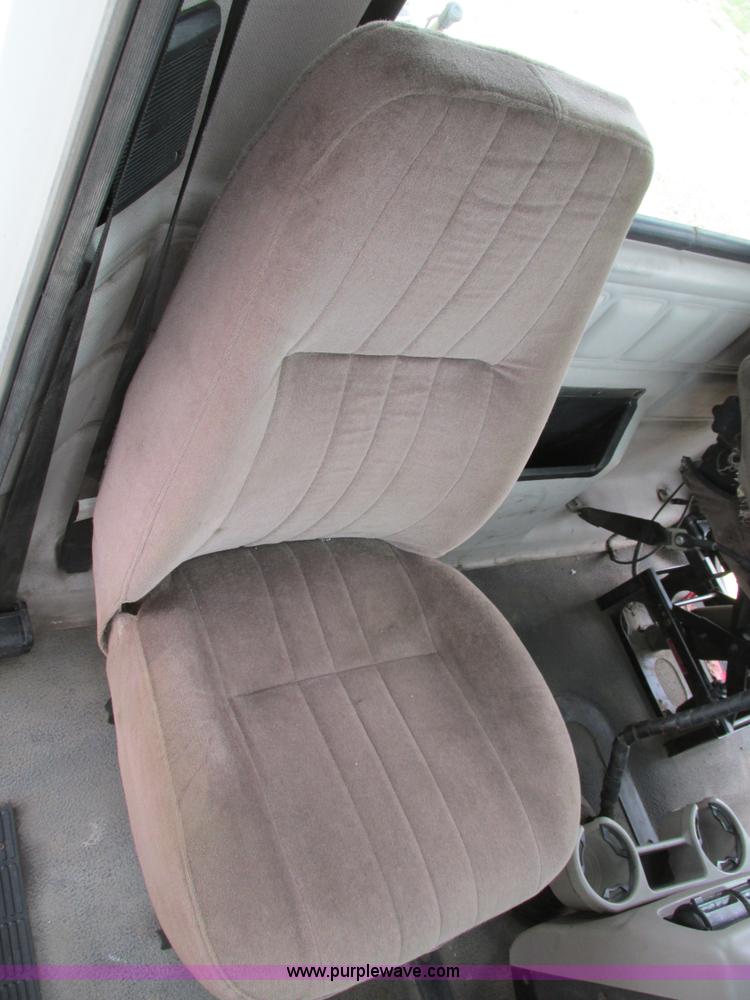 image for item I4162 2005 Mack CXN613 semi truck