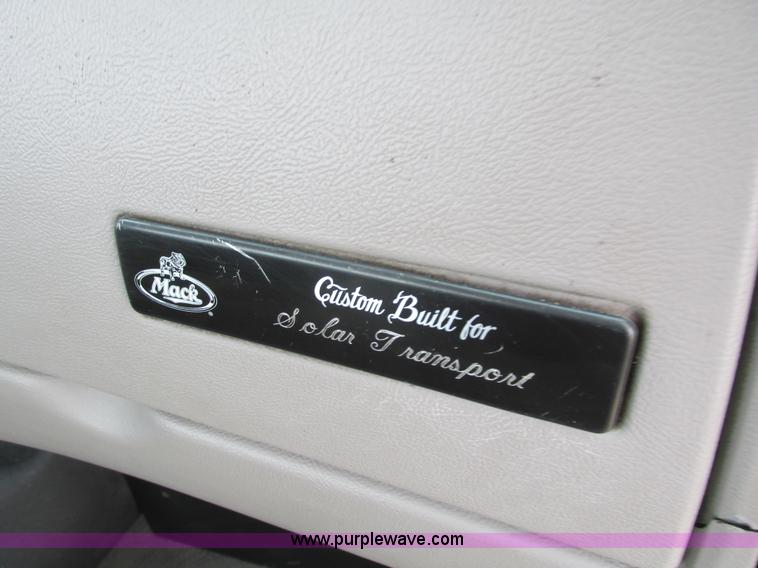 image for item I4162 2005 Mack CXN613 semi truck