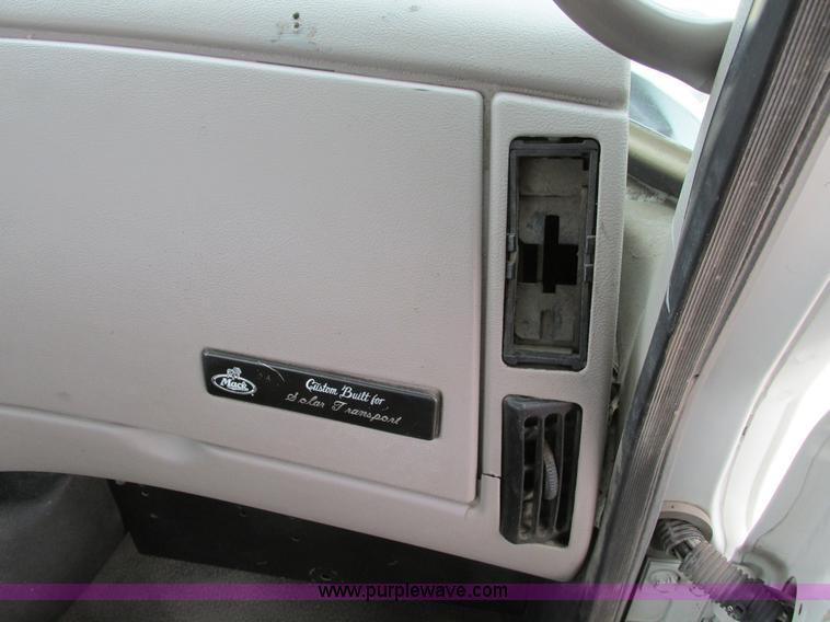 image for item I4162 2005 Mack CXN613 semi truck