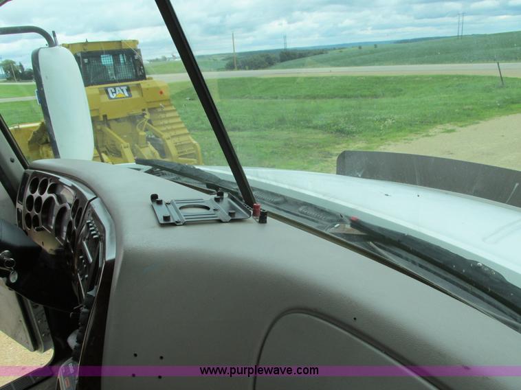 image for item I4162 2005 Mack CXN613 semi truck