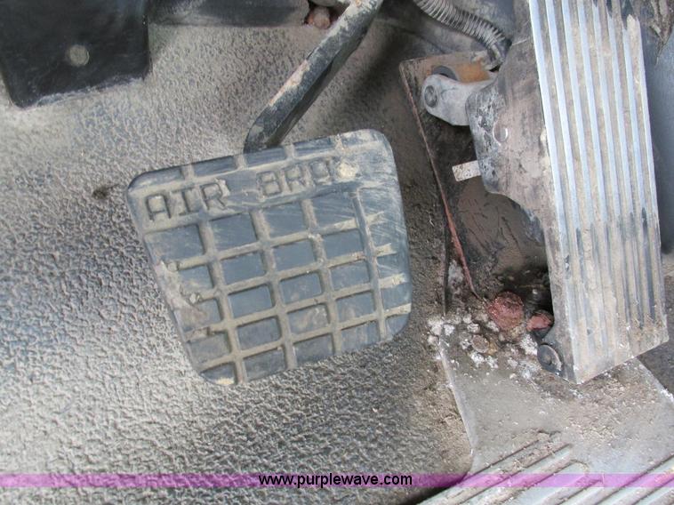 image for item I4162 2005 Mack CXN613 semi truck