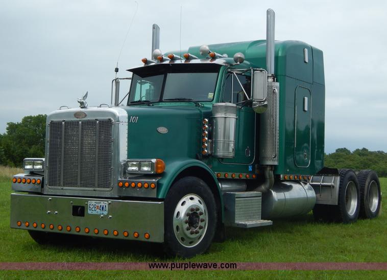 image for item I4690 1999 Peterbilt 378 semi truck