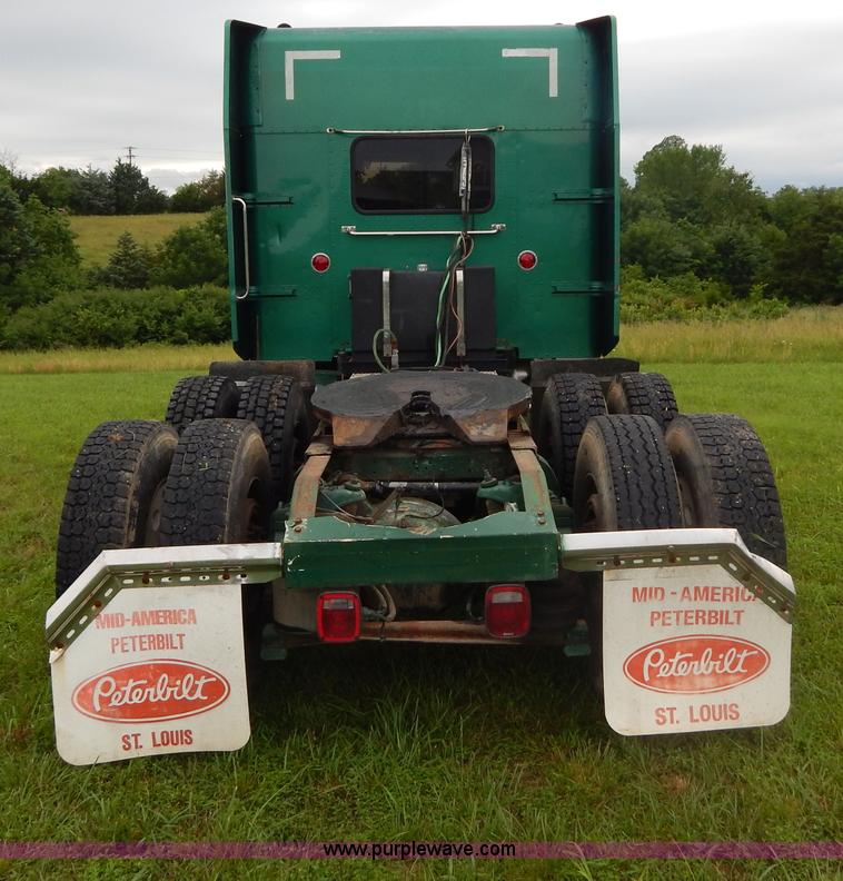 image for item I4690 1999 Peterbilt 378 semi truck