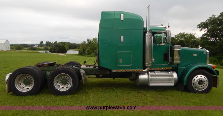 image for item I4690 1999 Peterbilt 378 semi truck