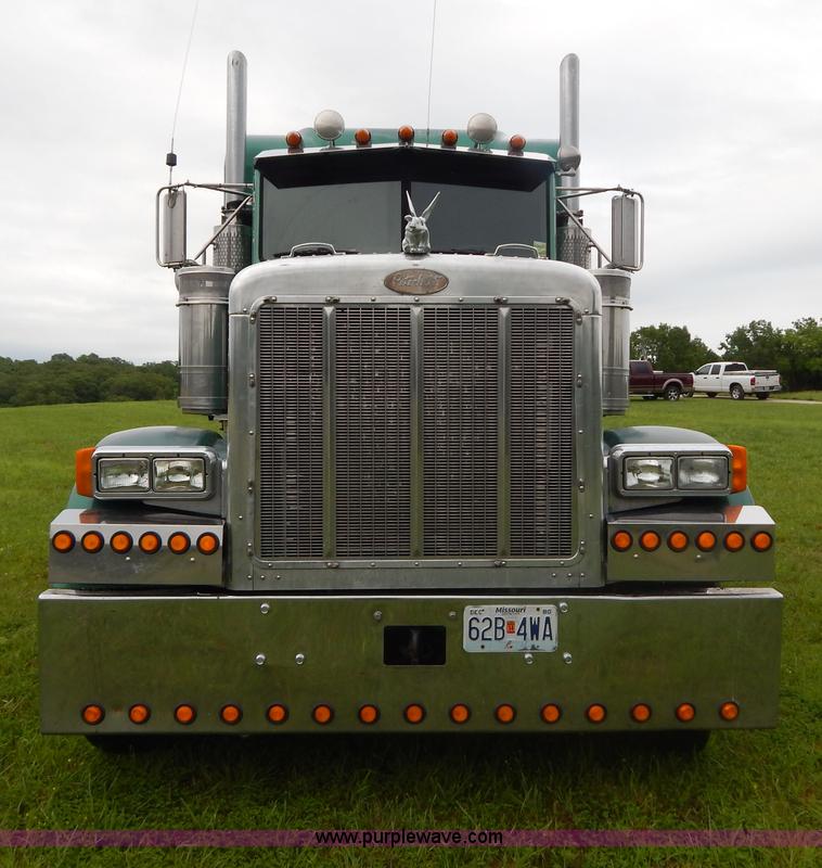 image for item I4690 1999 Peterbilt 378 semi truck