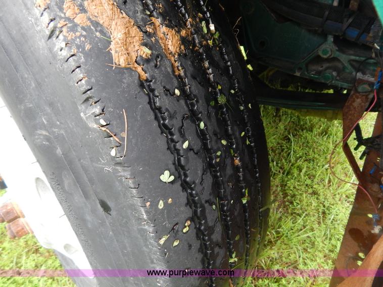 image for item I4690 1999 Peterbilt 378 semi truck