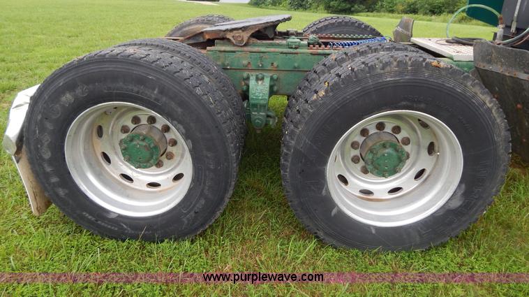 image for item I4690 1999 Peterbilt 378 semi truck