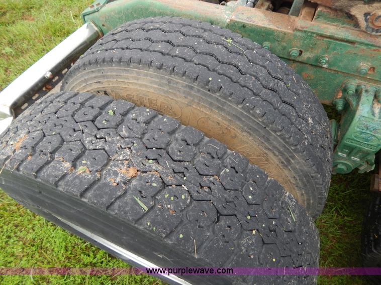 image for item I4690 1999 Peterbilt 378 semi truck