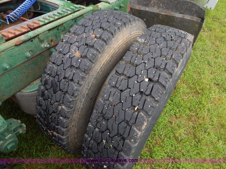 image for item I4690 1999 Peterbilt 378 semi truck