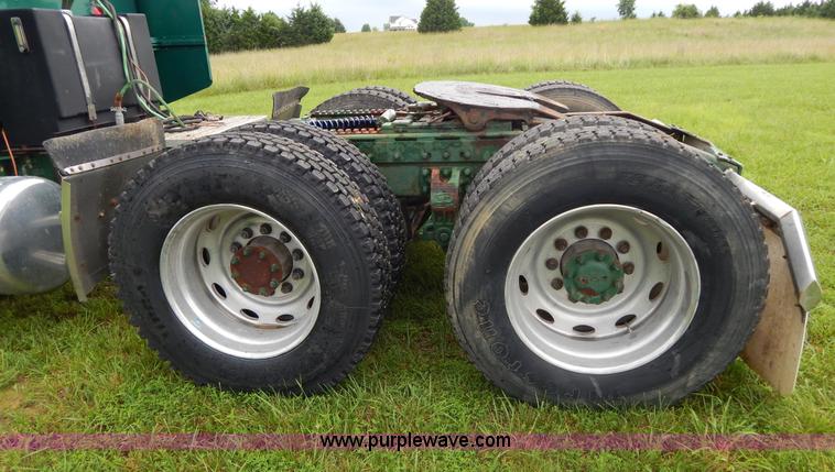 image for item I4690 1999 Peterbilt 378 semi truck