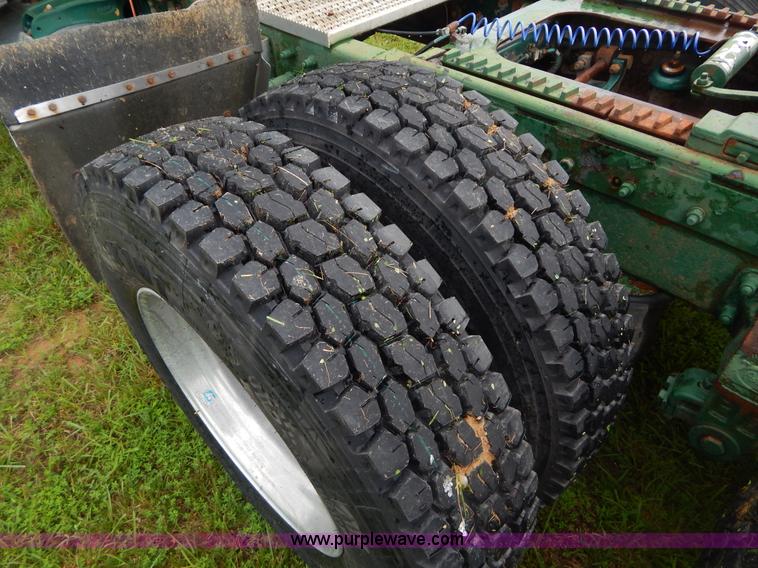 image for item I4690 1999 Peterbilt 378 semi truck