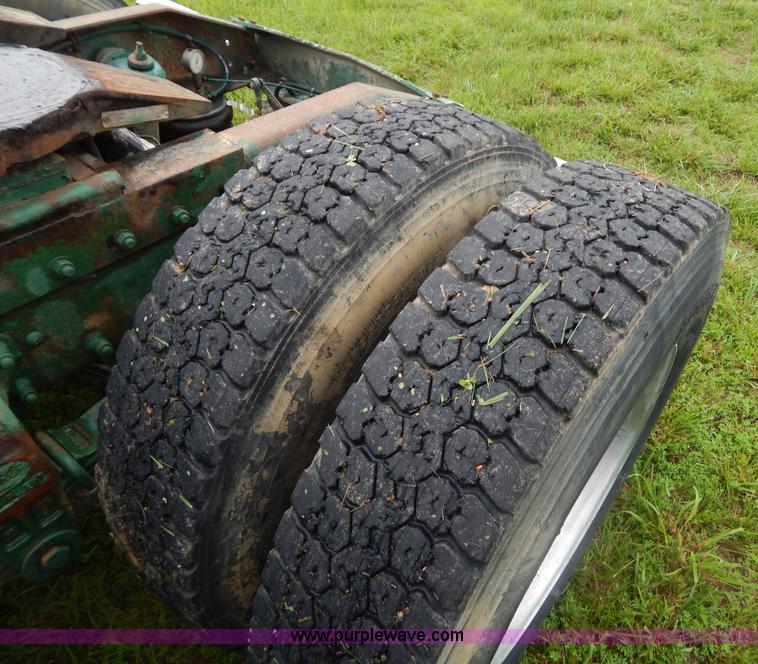 image for item I4690 1999 Peterbilt 378 semi truck