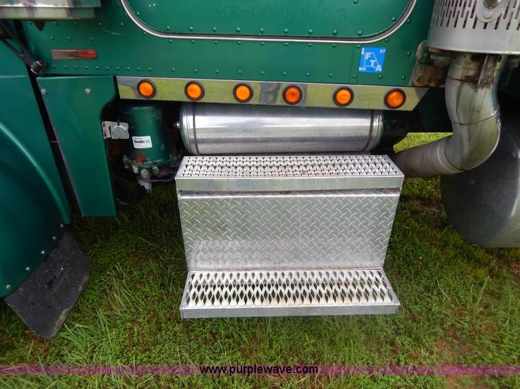 image for item I4690 1999 Peterbilt 378 semi truck