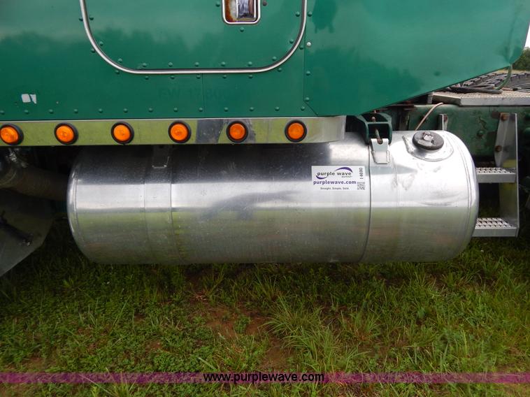 image for item I4690 1999 Peterbilt 378 semi truck